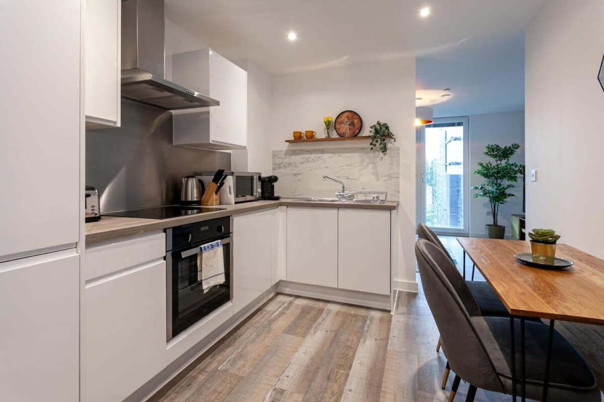 Superb 3 Bed Flat 5min to Old Trafford Stadium Manchester Exterior foto